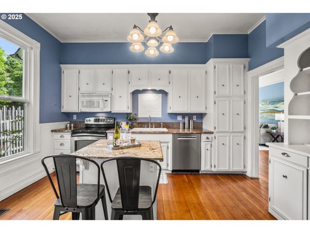 1067 OAK St, Silverton, OR 97381