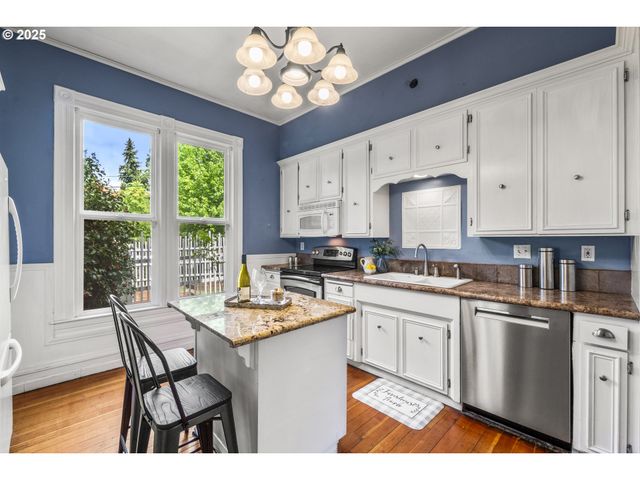 1067 OAK St, Silverton, OR 97381