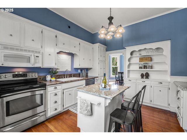 1067 OAK St, Silverton, OR 97381