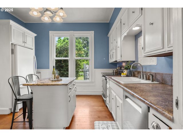 1067 OAK St, Silverton, OR 97381