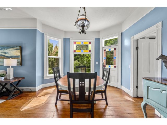 1067 OAK St, Silverton, OR 97381