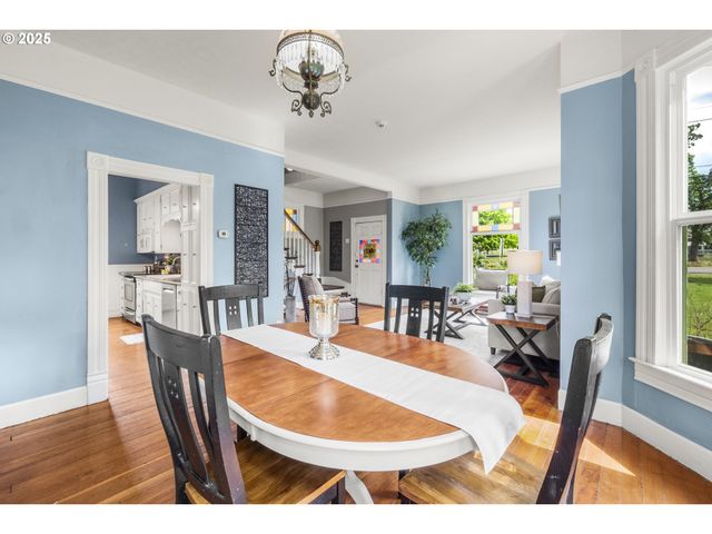 1067 OAK St, Silverton, OR 97381