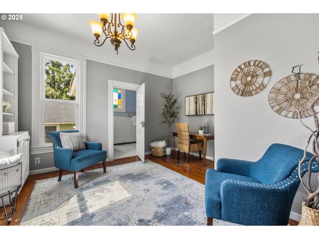 1067 OAK St, Silverton, OR 97381