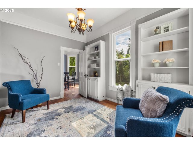 1067 OAK St, Silverton, OR 97381