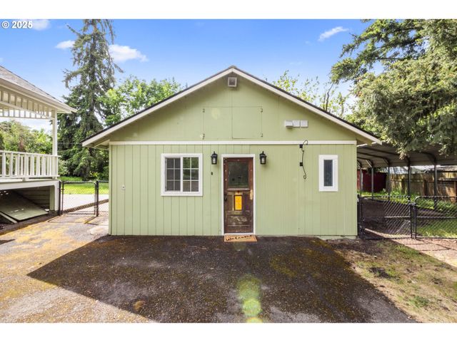 1067 OAK St, Silverton, OR 97381