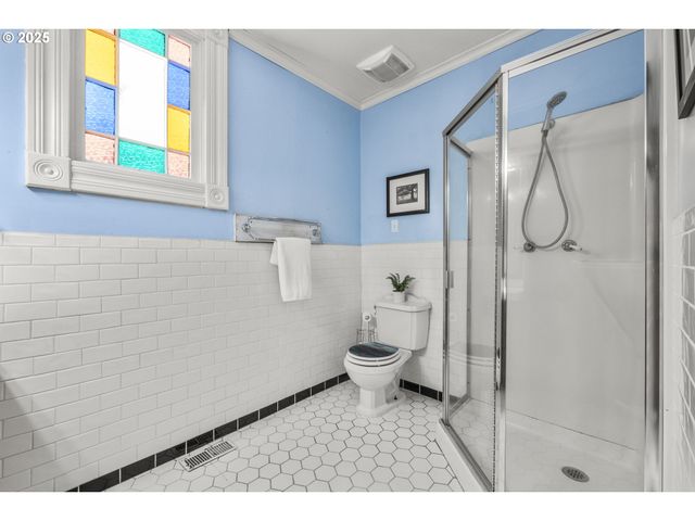 1067 OAK St, Silverton, OR 97381