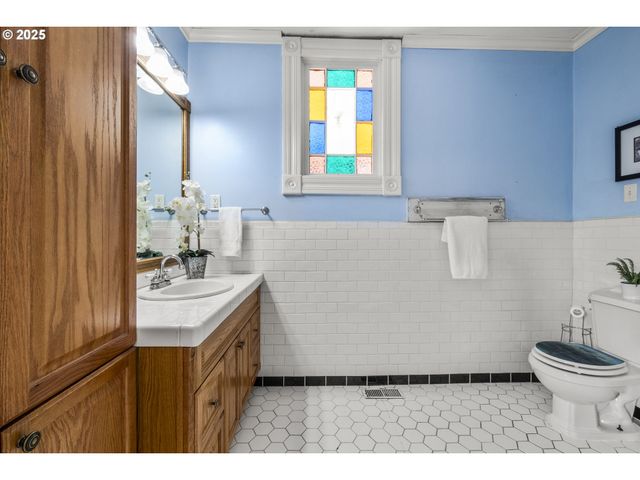 1067 OAK St, Silverton, OR 97381