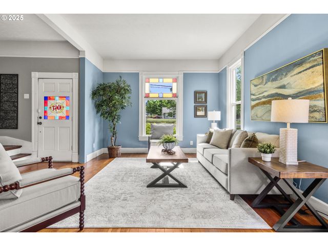 1067 OAK St, Silverton, OR 97381