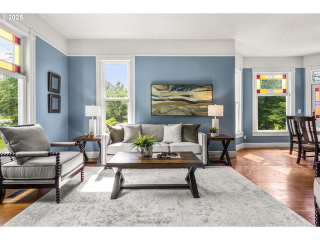 1067 OAK St, Silverton, OR 97381