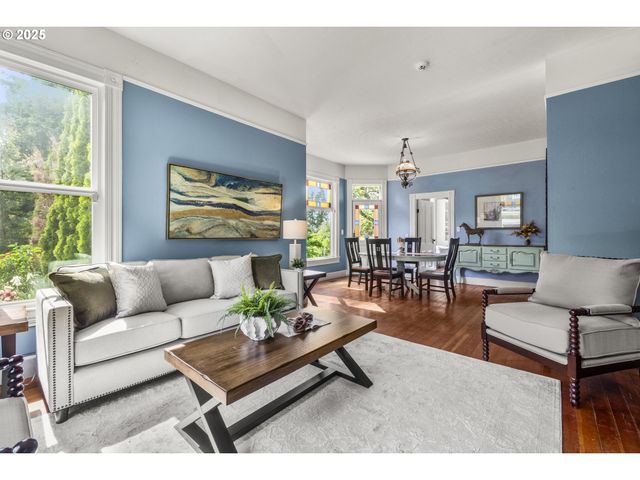 1067 OAK St, Silverton, OR 97381