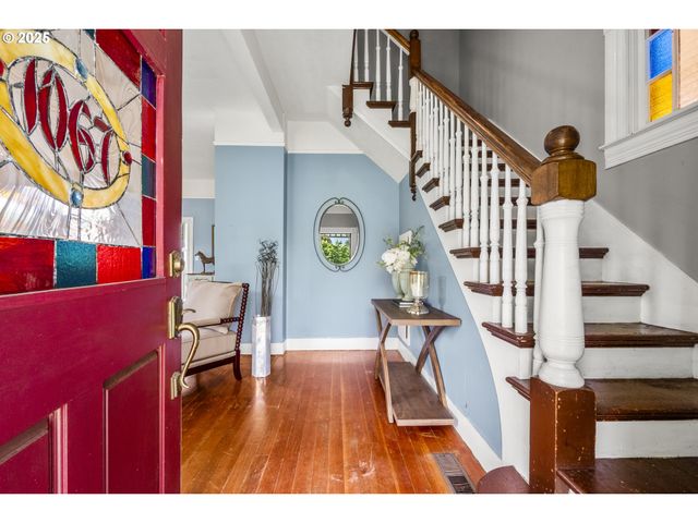 1067 OAK St, Silverton, OR 97381