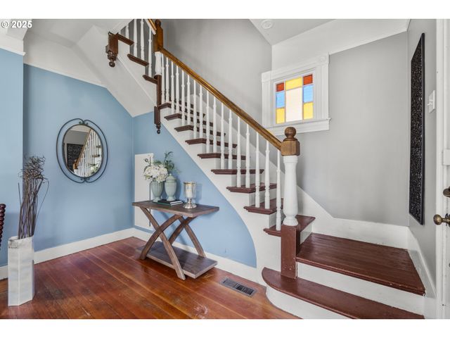 1067 OAK St, Silverton, OR 97381