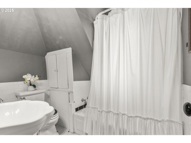 1067 OAK St, Silverton, OR 97381