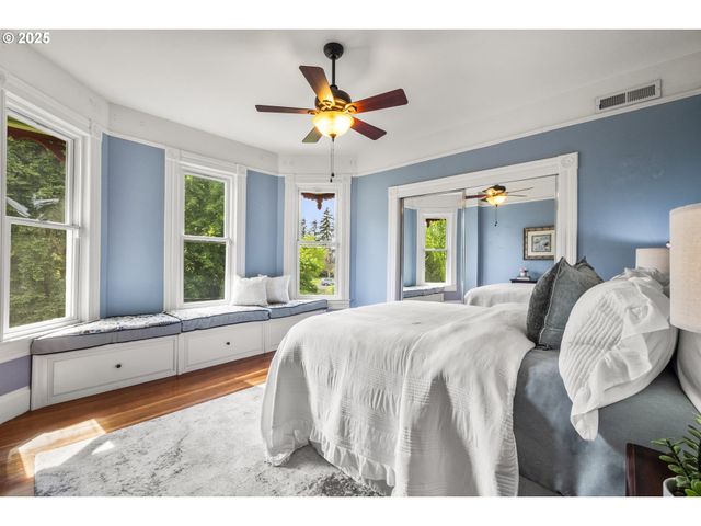 1067 OAK St, Silverton, OR 97381