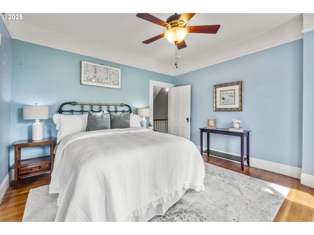 1067 OAK St, Silverton, OR 97381