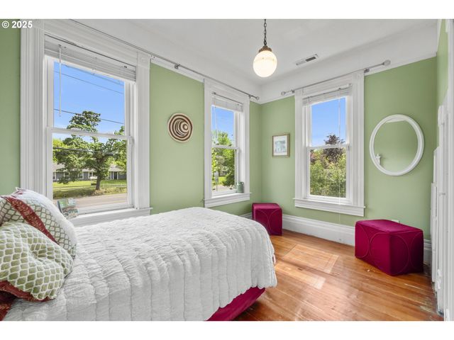 1067 OAK St, Silverton, OR 97381