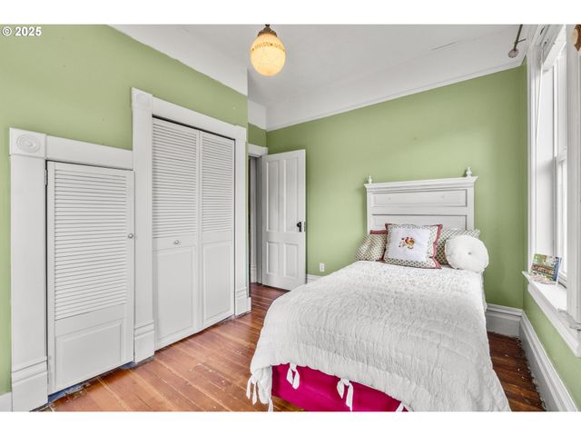 1067 OAK St, Silverton, OR 97381