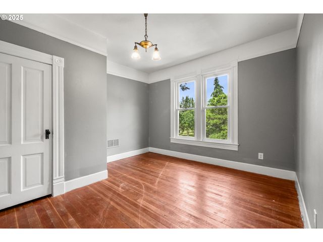 1067 OAK St, Silverton, OR 97381