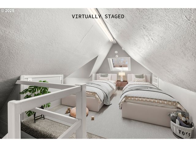 1067 OAK St, Silverton, OR 97381