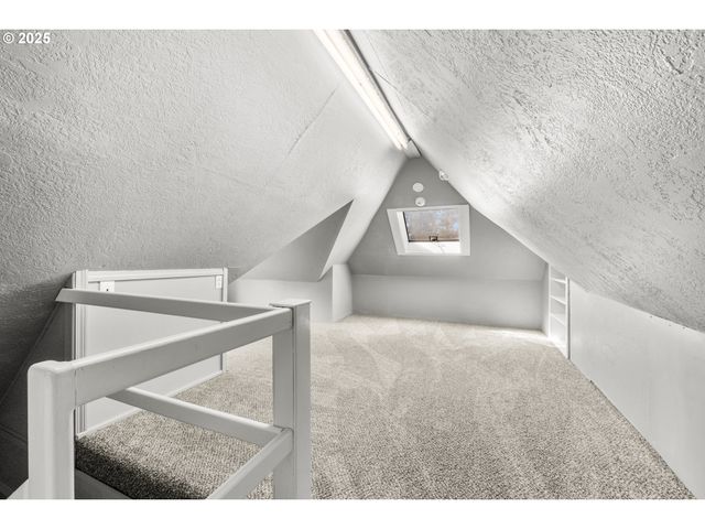 1067 OAK St, Silverton, OR 97381