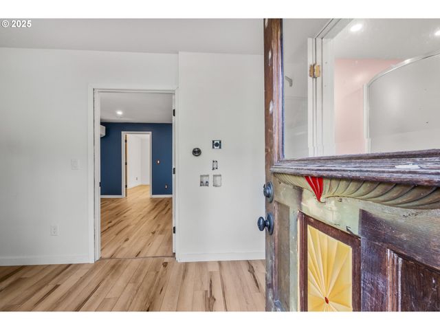 1067 OAK St, Silverton, OR 97381