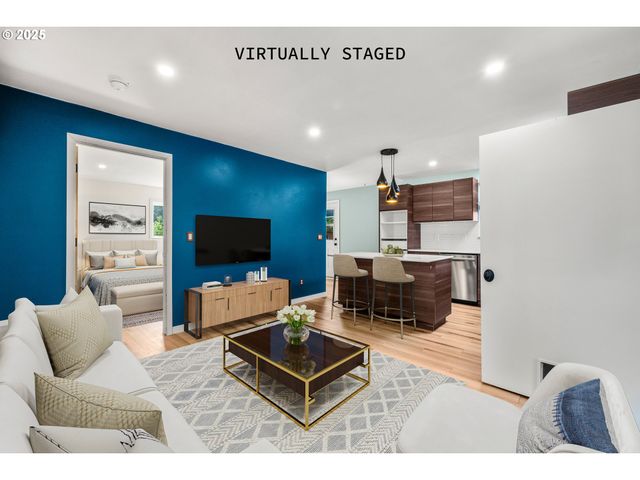 1067 OAK St, Silverton, OR 97381