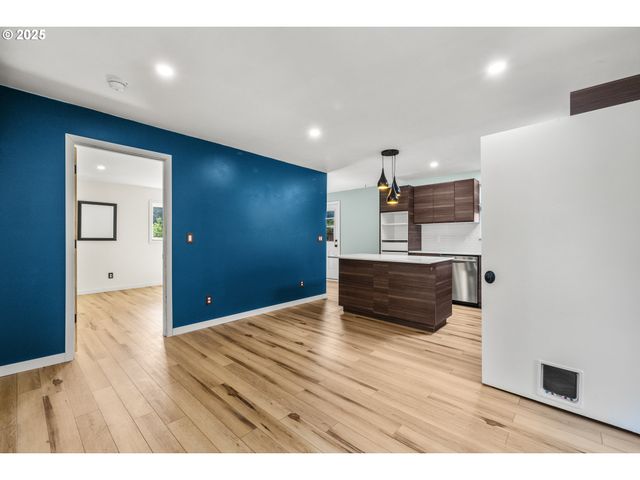 1067 OAK St, Silverton, OR 97381