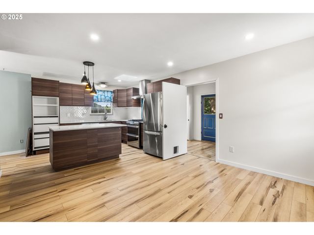 1067 OAK St, Silverton, OR 97381