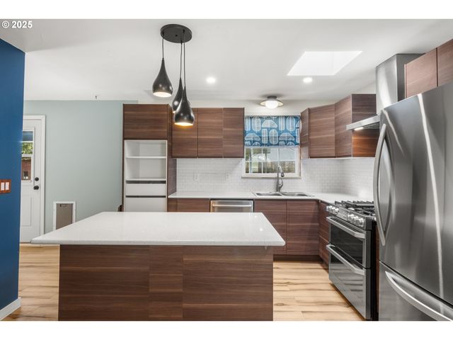 1067 OAK St, Silverton, OR 97381