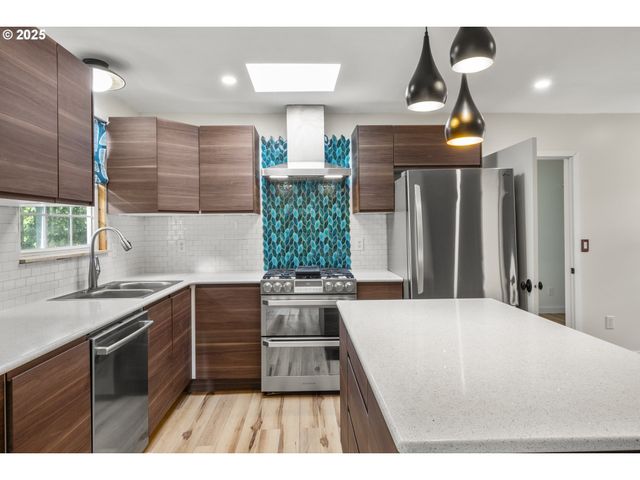 1067 OAK St, Silverton, OR 97381