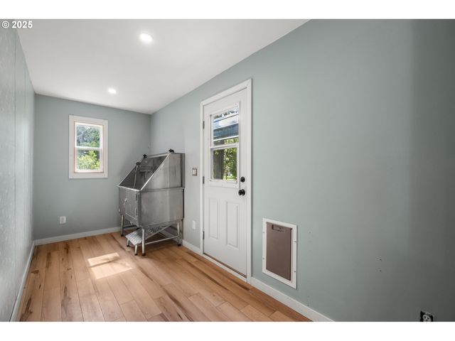 1067 OAK St, Silverton, OR 97381