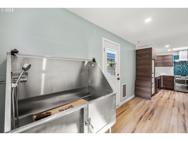 1067 OAK St, Silverton, OR 97381