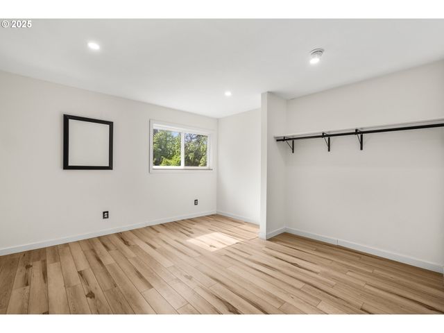 1067 OAK St, Silverton, OR 97381