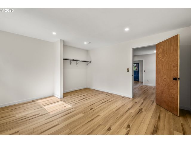 1067 OAK St, Silverton, OR 97381