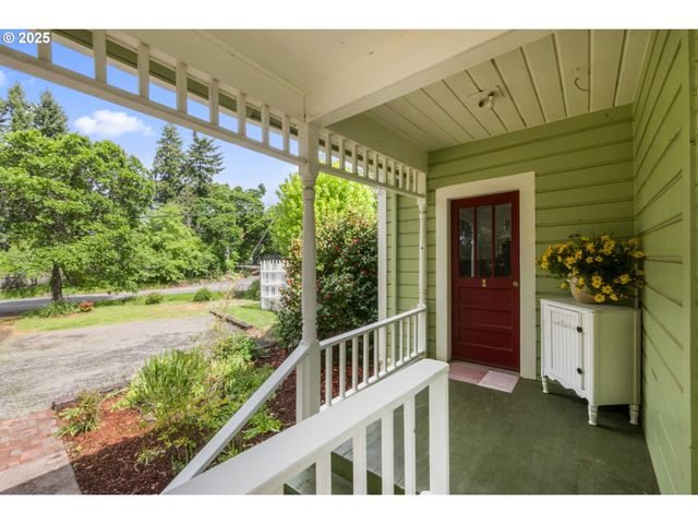 1067 OAK St, Silverton, OR 97381