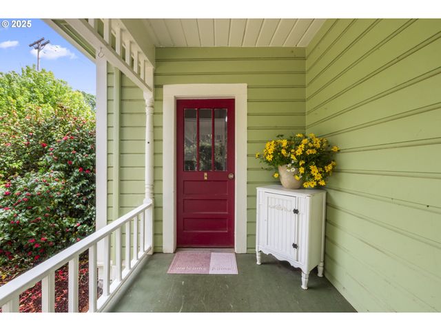 1067 OAK St, Silverton, OR 97381