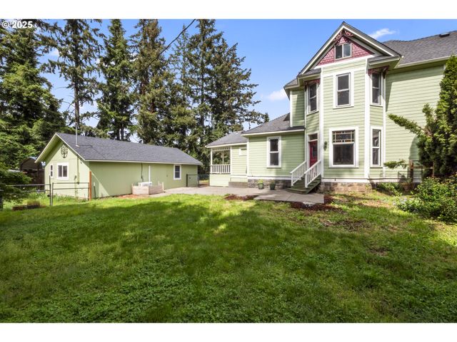 1067 OAK St, Silverton, OR 97381