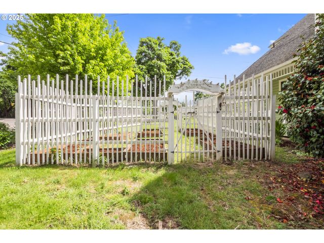 1067 OAK St, Silverton, OR 97381