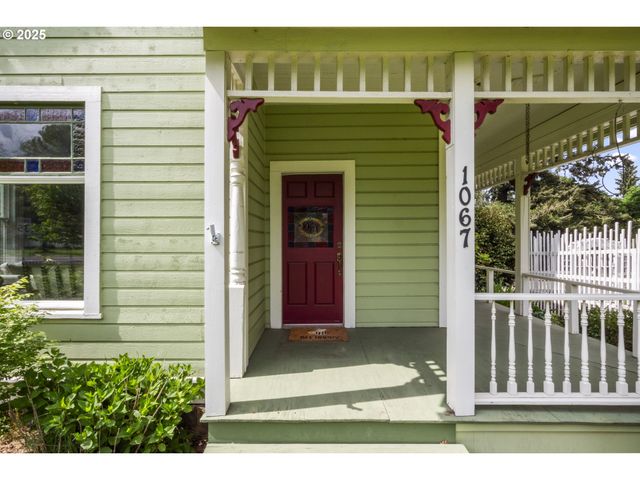1067 OAK St, Silverton, OR 97381