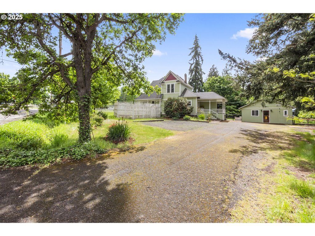 1067 OAK St, Silverton, OR 97381