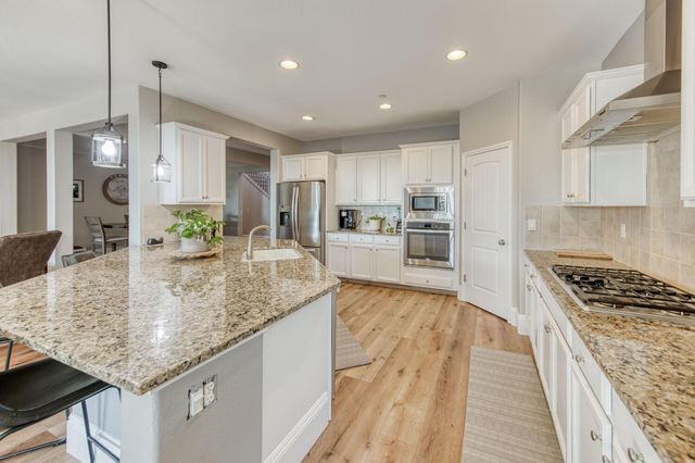 3076 Portals Avenue, Clovis, CA 93619