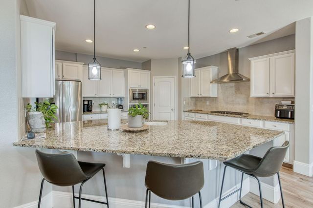 3076 Portals Avenue, Clovis, CA 93619