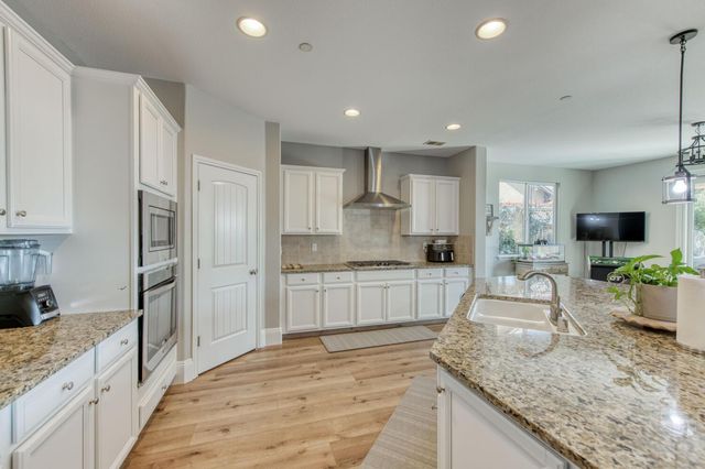 3076 Portals Avenue, Clovis, CA 93619