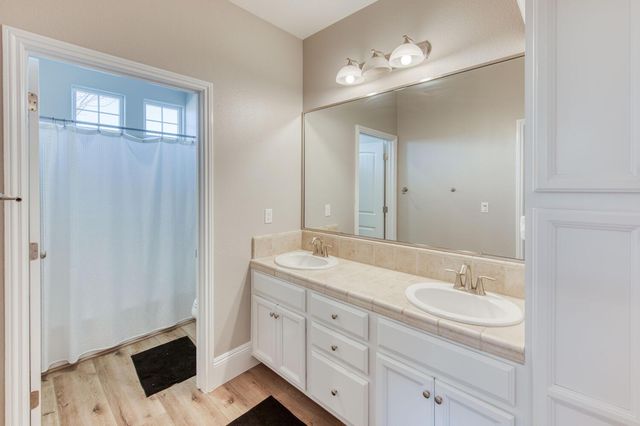 3076 Portals Avenue, Clovis, CA 93619