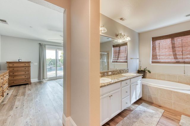 3076 Portals Avenue, Clovis, CA 93619