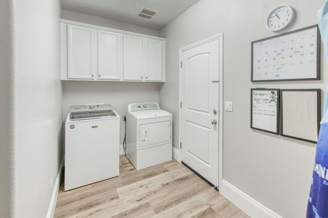 3076 Portals Avenue, Clovis, CA 93619