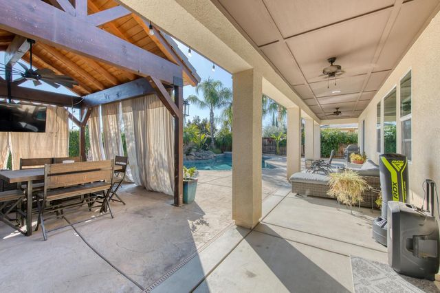 3076 Portals Avenue, Clovis, CA 93619