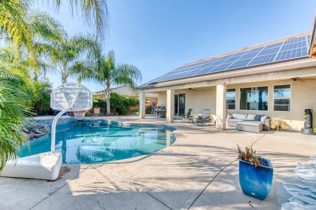 3076 Portals Avenue, Clovis, CA 93619