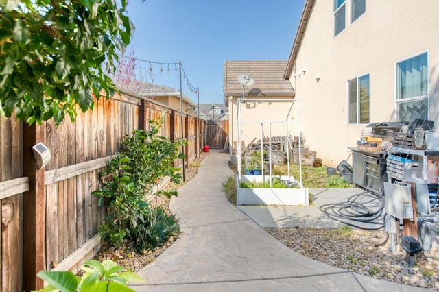 3076 Portals Avenue, Clovis, CA 93619