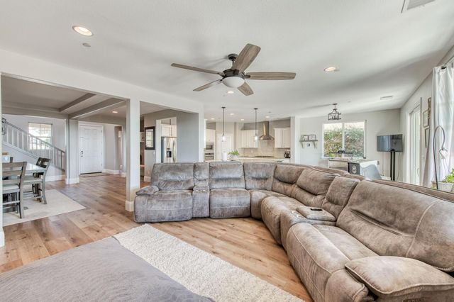 3076 Portals Avenue, Clovis, CA 93619